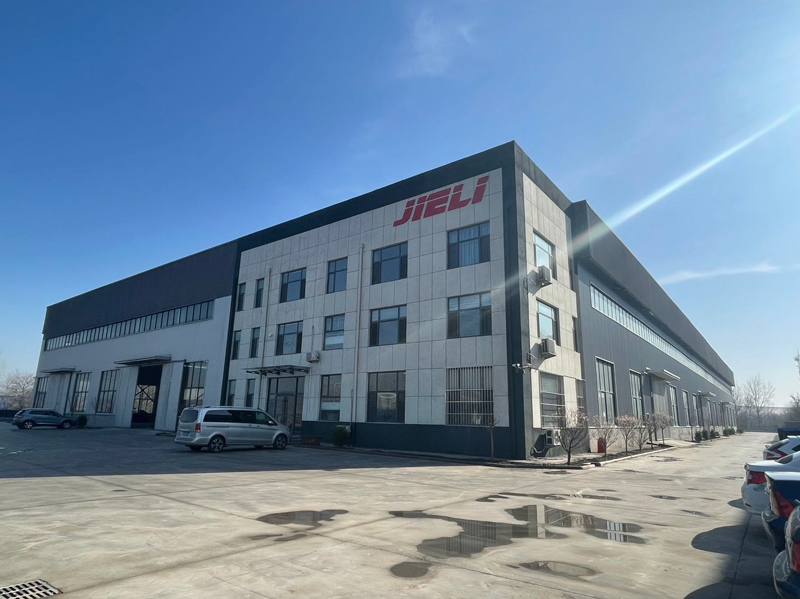 Eine hochmoderne Fabrik wurde neu errichtet.